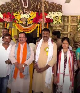 హయత్ నగర్ వీరన్న గుట్ట ఆలయంలో కుటుంబ సమేతంగా పూజలు నిర్వహిస్తున్న కార్పొరేటర్ కొప్పుల నర్సింహారెడ్డి.
