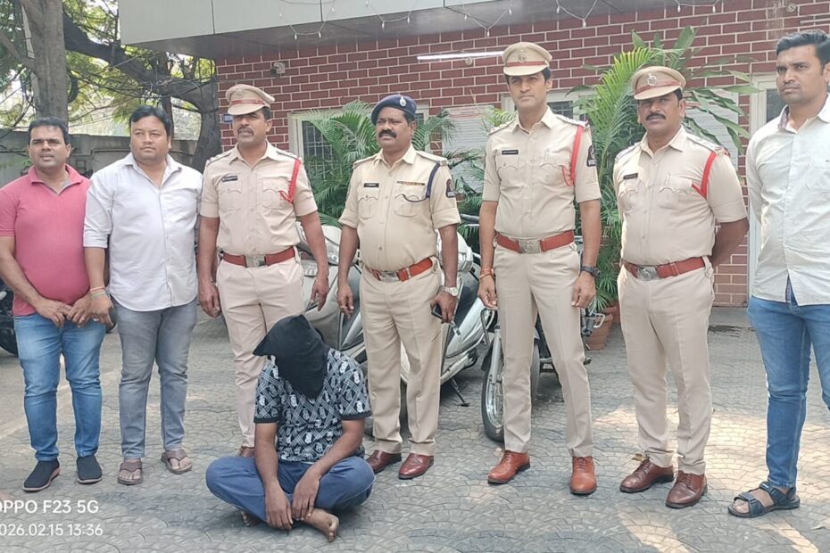 హైదరాబాద్ పోలీసుల అదుపులో ఉన్న దొంగతనాల నిందితుడు.