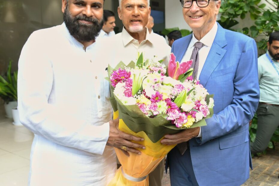 ఏపీ సచివాలయంలో ముఖ్యమంత్రి చంద్రబాబు నాయుడు, ఉప ముఖ్యమంత్రి పవన్ కళ్యాణ్ మరియు బిల్ గేట్స్ మధ్య జరిగిన ఉన్నత స్థాయి భేటీ.