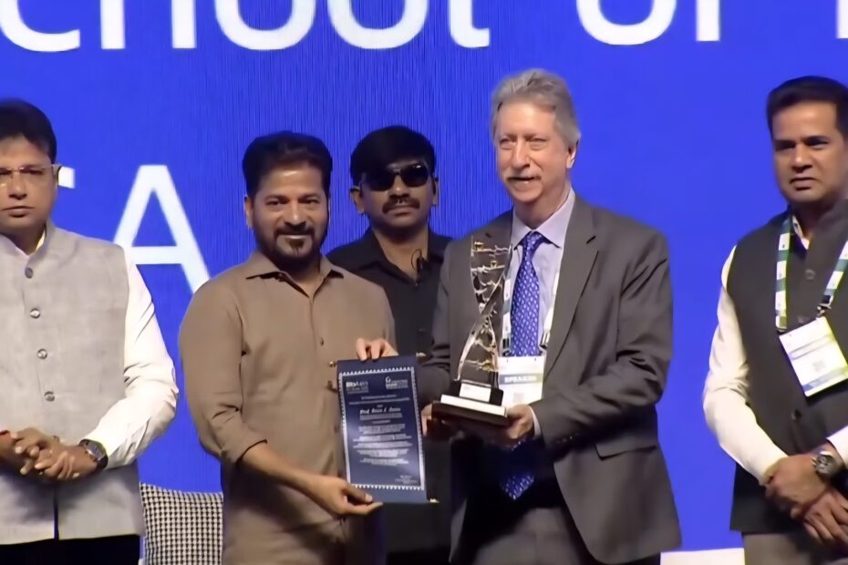 హైదరాబాద్ హైటెక్స్‌లో బయోఆసియా 2026 సదస్సును జ్యోతి ప్రజ్వలన చేసి ప్రారంభిస్తున్న సీఎం రేవంత్ రెడ్డి మరియు మంత్రి శ్రీధర్ బాబు.