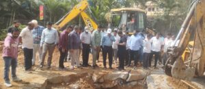 మణికొండలో పగిలిన జలమండలి పైప్లైన్: యుద్ధ ప్రాతిపదికన మరమ్మతులు.. ఎండీ అశోక్ రెడ్డి పరిశీలన జలమండలి ఎండీ అశోక్ రెడ్డి అధికారులతో కలిసి పైప్లైన్ మరమ్మతు పనులను క్షేత్రస్థాయిలో పర్యవేక్షిస్తున్న దృశ్యం