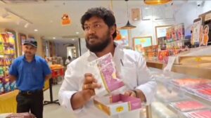 హల్దీరామ్ షాపులో ఫంగస్ పట్టిన స్వీట్ బాక్సును చూపిస్తున్న కస్టమర్
