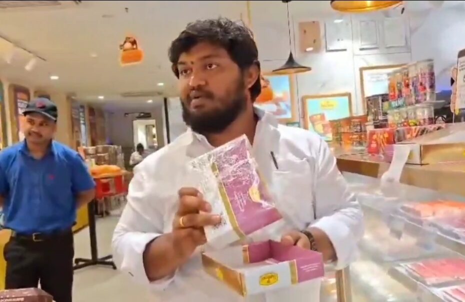 హల్దీరామ్ షాపులో ఫంగస్ పట్టిన స్వీట్ బాక్సును చూపిస్తున్న కస్టమర్