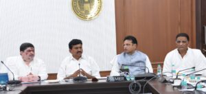 ఇందిరమ్మ ఇళ్ల ఎంపికలో AI టెక్నాలజీ: మార్చి 31లోగా లబ్ధిదారుల ఖరారు.. మంత్రుల కీలక ఆదేశాలు మంత్రి పొంగులేటి శ్రీనివాస్ రెడ్డి మరియు ఇతర మంత్రులు అధికారులతో సమీక్ష నిర్వహిస్తున్న ఫోటో.