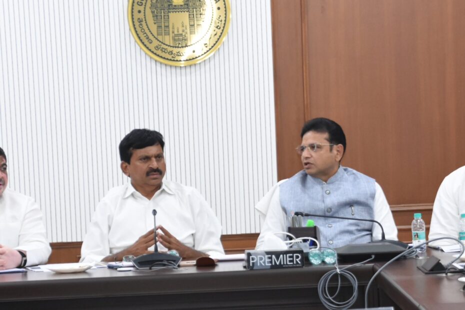 మంత్రి పొంగులేటి శ్రీనివాస్ రెడ్డి మరియు ఇతర మంత్రులు అధికారులతో సమీక్ష నిర్వహిస్తున్న ఫోటో.