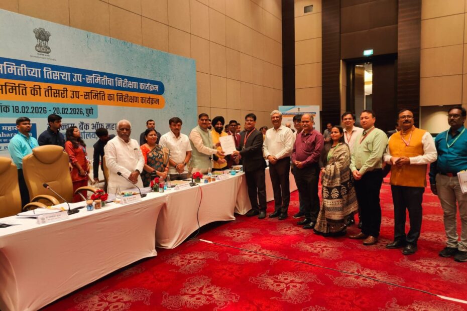 పుణెలో జరిగిన అధికార భాషా తనిఖీ కార్యక్రమంలో పార్లమెంటరీ కమిటీ సభ్యుల నుండి ప్రశంసా పత్రాన్ని అందుకుంటున్న ఈఎస్‌ఐసీ ఆసుపత్రి అధికారులు. వేదికపై కమిటీ కన్వీనర్ సతీష్ కుమార్ గౌతమ్ మరియు ఇతర ప్రముఖులు ఉన్నారు.