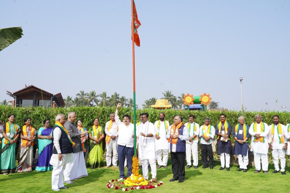 హైదరాబాద్‌లో బీజేపీ దక్షిణాది రాష్ట్రాల ప్రశిక్షణ మహాభియాన్ సందర్భంగా పార్టీ జెండాను ఆవిష్కరిస్తున్న ఎన్. రామచందర్ రావు మరియు జాతీయ నేతలు.