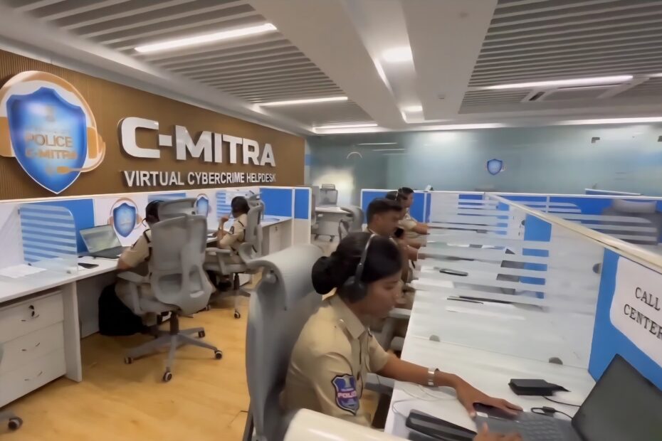 హైదరాబాద్ సైబర్ క్రైమ్ పోలీస్ స్టేషన్‌లోని సి-మిత్ర వర్చువల్ హెల్ప్‌డెస్క్ కాల్ సెంటర్ దృశ్యం.