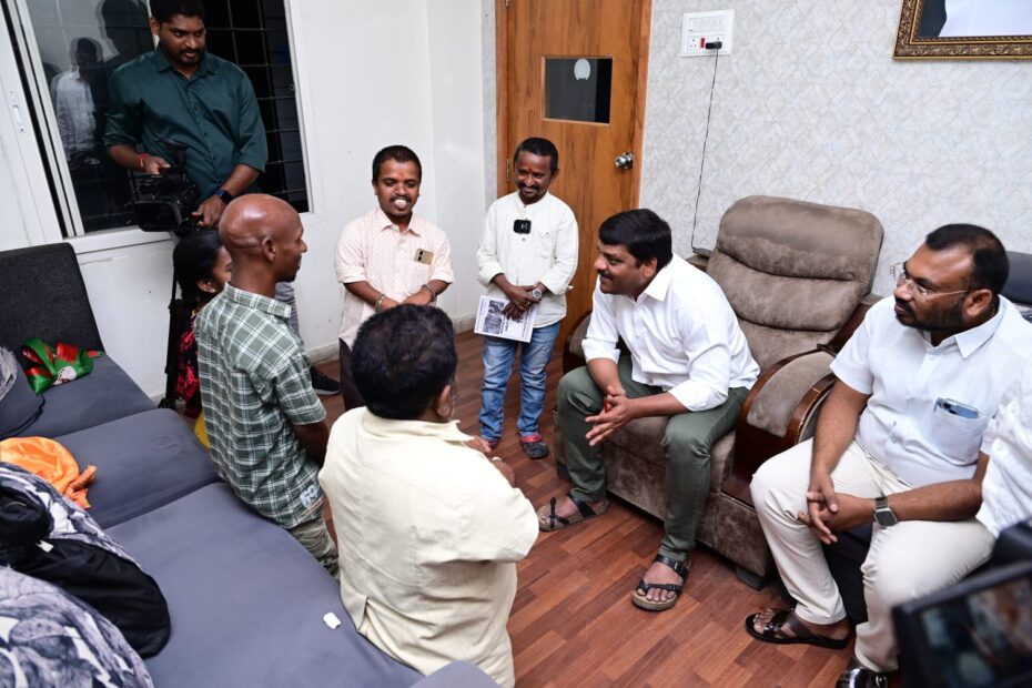 తీన్మార్ మల్లన్న రజితోత్సవ ఆహ్వాన పత్రిక స్వీకరణ