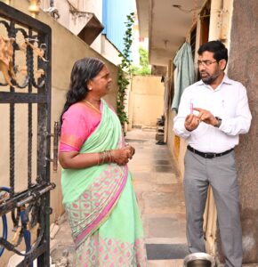 ప్రజల వద్దకే జలమండలి: రేపటి నుండే 'బస్తీ బాట' కార్యక్రమం ప్రారంభం బస్తీలో నీటి నాణ్యతను పరిశీలిస్తున్న జలమండలి అధికారి