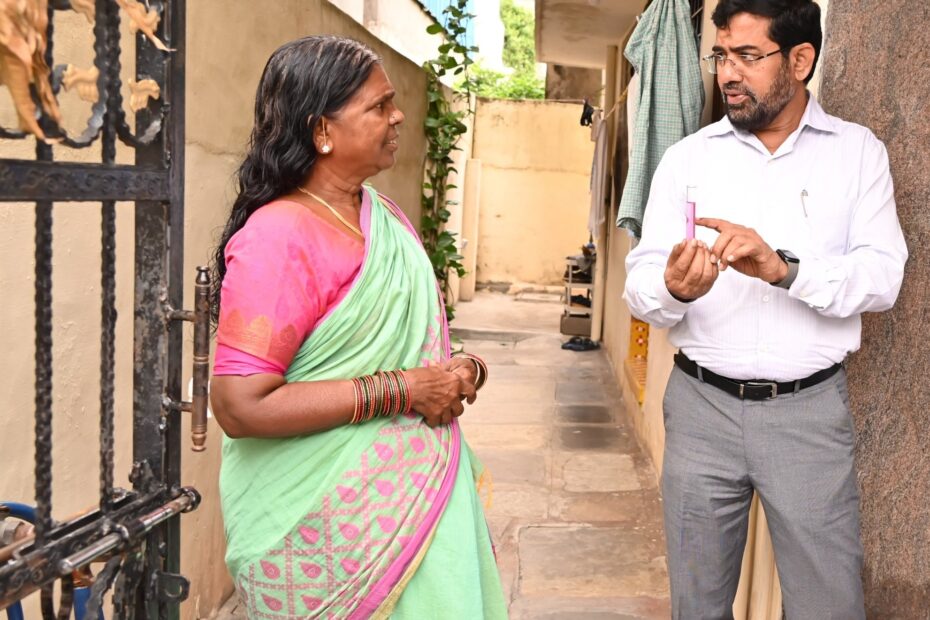 బస్తీలో నీటి నాణ్యతను పరిశీలిస్తున్న జలమండలి అధికారి