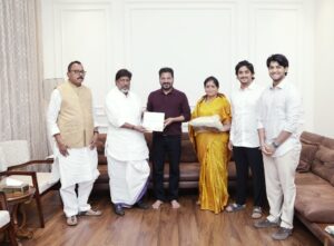 రేవంత్ రెడ్డికి వివాహ పత్రిక అందజేస్తున్న భట్టి విక్రమార్క దంపతులు