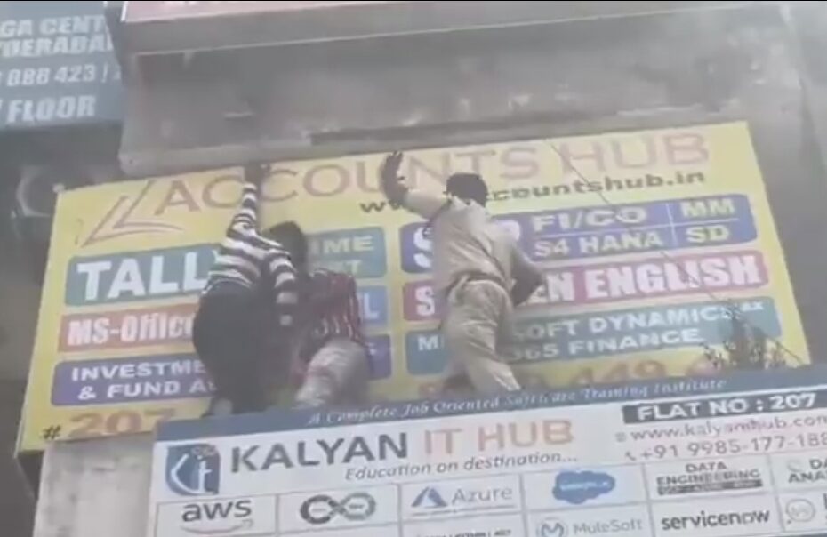 అమీర్‌పేట్ భవనం వద్ద అగ్నిమాపక సిబ్బంది సహాయక చర్యలు.