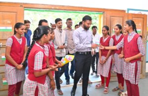 పాఠశాలల్లో పరిశుభ్రత పాటించాలి: జగిత్యాల జిల్లా కలెక్టర్ బి సత్యప్రసాద్. జగిత్యాల జిల్లా కలెక్టర్ బి సత్యప్రసాద్ కల్లూరు మోడల్ స్కూల్ విద్యార్థులతో సంభాషిస్తున్న దృశ్యం