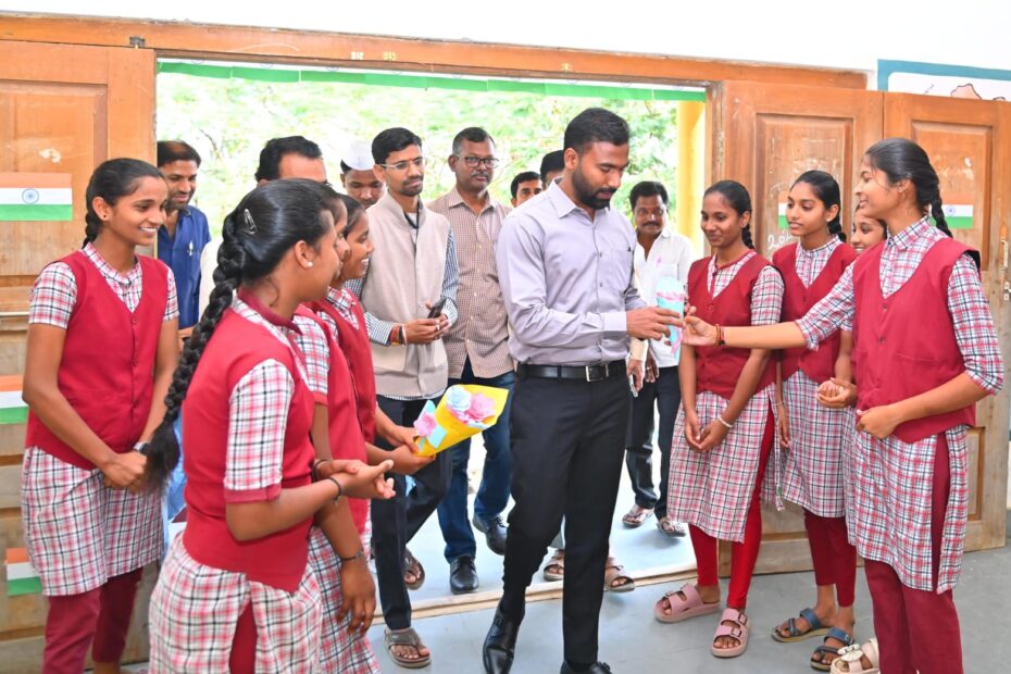 జగిత్యాల జిల్లా కలెక్టర్ బి సత్యప్రసాద్ కల్లూరు మోడల్ స్కూల్ విద్యార్థులతో సంభాషిస్తున్న దృశ్యం