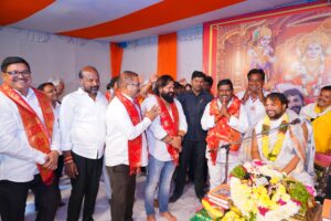 ఇస్నాపూర్ రామాలయంలో ప్రత్యేక పూజలు చేస్తున్న పటాన్‌చెరు ఎమ్మెల్యే గూడెం మహిపాల్ రెడ్డి