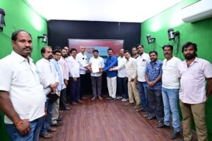 తీన్మార్ మల్లన్నను గౌరవాధ్యక్షుడిగా నియమిస్తున్న టీజీఎస్‌ఆర్‌టీసీ బీసీ అసోసియేషన్ సభ్యులు