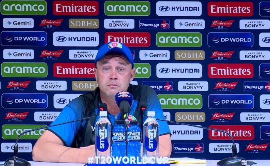 మీడియా సమావేశంలో మాట్లాడుతున్న ఆఫ్ఘనిస్తాన్ మాజీ కోచ్ జోనాథన్ ట్రోట్