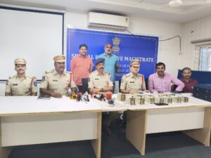 రూ. 56 లక్షలతో చెక్కేసిన డ్రైవర్.. విమానమెక్కబోతుండగా పోలీసులు ఏం చేశారో తెలుసా? గచ్చిబౌలి క్యాష్ వ్యాన్ దొంగతనం కేసులో అరెస్టయిన నిందితుడు మరియు పోలీసులు స్వాధీనం చేసుకున్న నగదు.