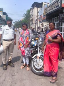 విద్యార్థిని పట్ల కానిస్టేబుల్ ఉదారత : బైక్పై ఎక్కించుకుని పరీక్షా కేంద్రానికి చేర్చిన వెంకటేశ్ బంజారాహిల్స్ ట్రాఫిక్ కానిస్టేబుల్ వెంకటేశ్ విద్యార్థినితో ఉన్న దృశ్యం