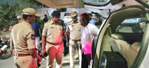 పోలీసులు రాత్రంతా అలర్ట్: బైక్లు, కార్లు ఆపి తనిఖీలు.. హైదరాబాద్ రోడ్లు సేఫ్ జోన్ అవుతున్నాయా? సైబరాబాద్ పోలీసులు రాత్రి సమయంలో బాలానగర్ ప్రాంతంలో వాహన తనిఖీలు నిర్వహిస్తున్న దృశ్యం - పోలీస్ అధికారులు పత్రాలు పరిశీలిస్తున్నారు