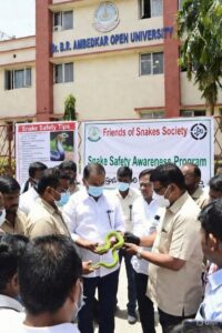 "సర్పాల రహస్యాలు.. రక్షణ మార్గాలు" : అంబేద్కర్ వర్సిటీలో ఫ్రెండ్స్ ఆఫ్ స్నేక్స్ సొసైటీ అవగాహన కార్యక్రమం అంబేద్కర్ వర్సిటీలో పామును పట్టుకుని అవగాహన కల్పిస్తున్న ఫ్రెండ్స్ ఆఫ్ స్నేక్స్ ప్రతినిధులు
