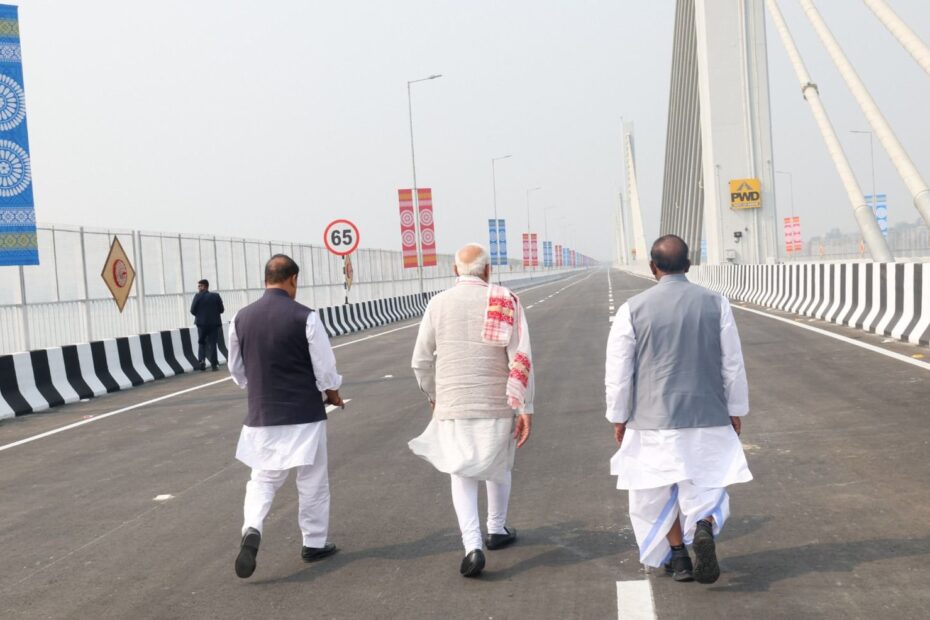 బ్రహ్మపుత్ర నదిపై నిర్మించిన సుదీర్ఘమైన వంతెనపై నడుచుకుంటూ వెళ్తున్న ప్రధాని నరేంద్ర మోదీ.