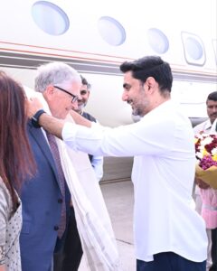 అమరావతిలో బిల్ గేట్స్ పర్యటన: ఏపీ టెక్నాలజీ భవిష్యత్తుకు సరికొత్త దిశ! గన్నవరం విమానాశ్రయంలో మైక్రోసాఫ్ట్ వ్యవస్థాపకుడు బిల్ గేట్స్కు పుష్పగుచ్ఛం ఇచ్చి స్వాగతం పలుకుతున్న మంత్రి నారా లోకేష్.