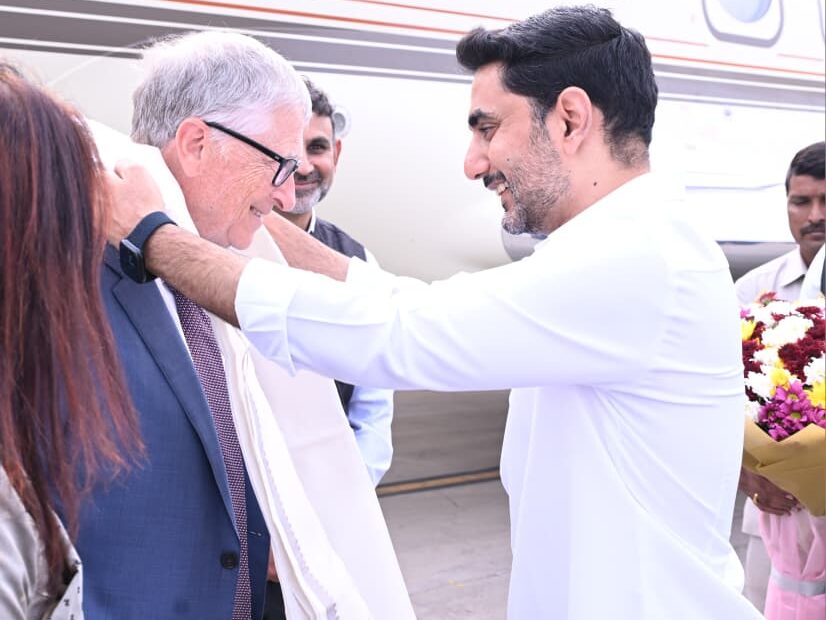 గన్నవరం విమానాశ్రయంలో మైక్రోసాఫ్ట్ వ్యవస్థాపకుడు బిల్ గేట్స్‌కు పుష్పగుచ్ఛం ఇచ్చి స్వాగతం పలుకుతున్న మంత్రి నారా లోకేష్.