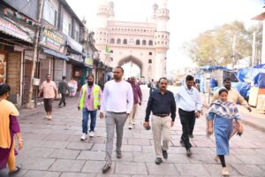 చార్మినార్ పరిసరాల్లో జిహెచ్ఎంసి కమిషనర్ ఆకస్మిక తనిఖీ: పారిశుధ్య పనులపై సీరియస్ GHMC Commissioner R.V. Karnan inspecting sanitation at Charminar