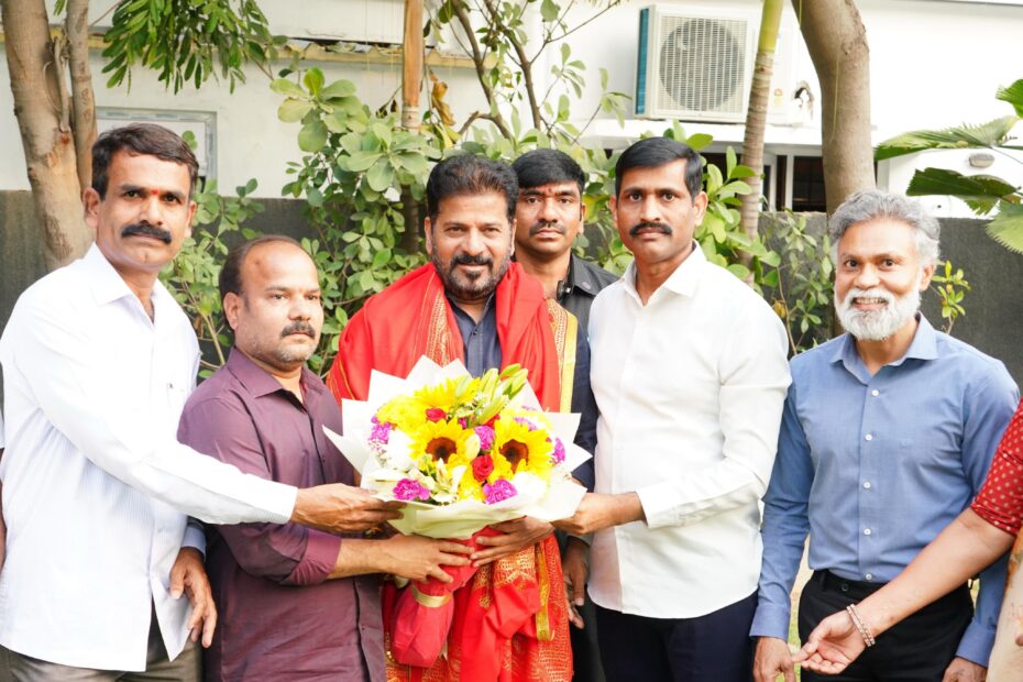 ముఖ్యమంత్రి రేవంత్ రెడ్డిని కలిసి కృతజ్ఞతలు తెలుపుతున్న తెలంగాణ ఉద్యోగ సంఘాల నాయకులు.