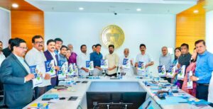 ముఖ్యమంత్రి రేవంత్ రెడ్డికి విద్యా విధానం నివేదిక అందజేస్తున్న ఆకునూరి మురళి మరియు కమిటీ సభ్యులు