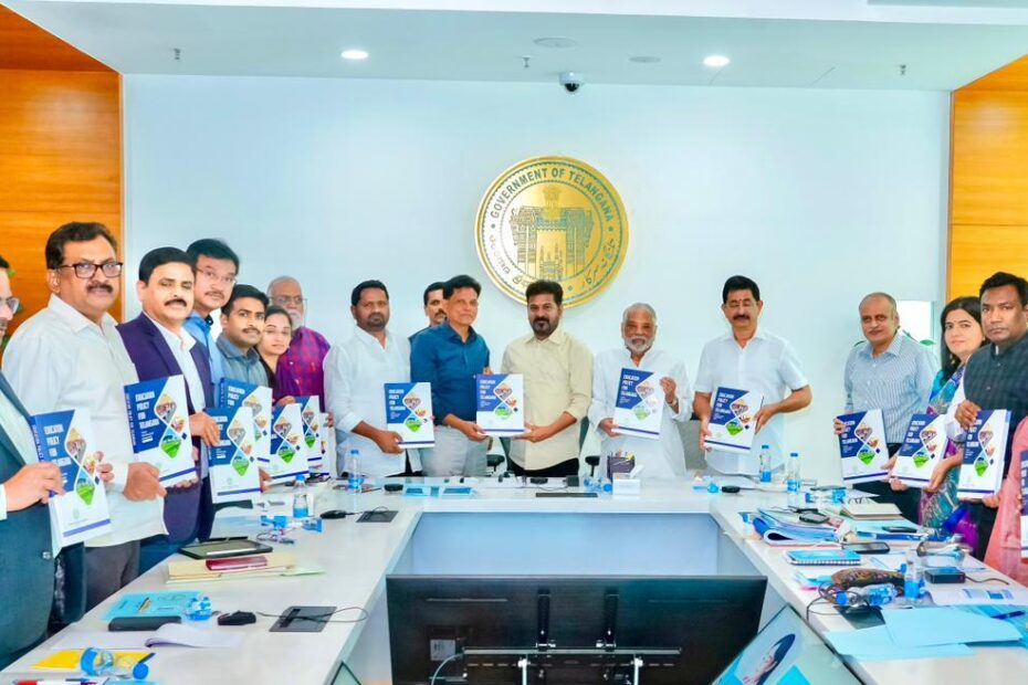 ముఖ్యమంత్రి రేవంత్ రెడ్డికి విద్యా విధానం నివేదిక అందజేస్తున్న ఆకునూరి మురళి మరియు కమిటీ సభ్యులు