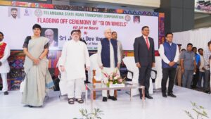 సంస్కృతికి సారథి.. తెలంగాణ ఆర్టీసీ 'GI ఆన్ వీల్స్' బస్సులను ప్రారంభించిన గవర్నర్ ఎంజీబీఎస్ బస్ స్టేషన్లో జీఐ ఆన్ వీల్స్ బస్సులను ప్రారంభిస్తున్న గవర్నర్ జిష్ణు దేవ్ వర్మ