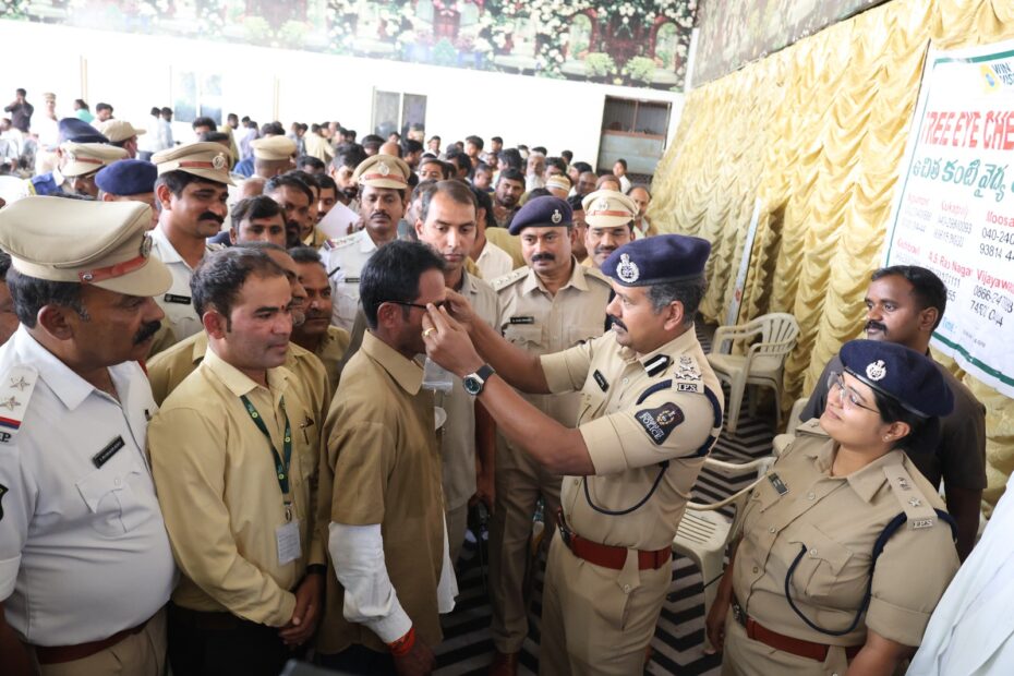 హైదరాబాద్లో ఆటో మరియు క్యాబ్ డ్రైవర్లకు కంటి పరీక్షలు నిర్వహిస్తున్న దృశ్యం