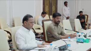 నగర రూపురేఖలు మారాలి: పరిశుభ్రతపై సీఎం రేవంత్ రెడ్డి కఠిన ఆదేశాలు.. విధుల్లో నిర్లక్ష్యంపై హెచ్చరిక ముఖ్యమంత్రి రేవంత్ రెడ్డి అధికారులకు దిశానిర్దేశం చేస్తున్న సమావేశ దృశ్యం.