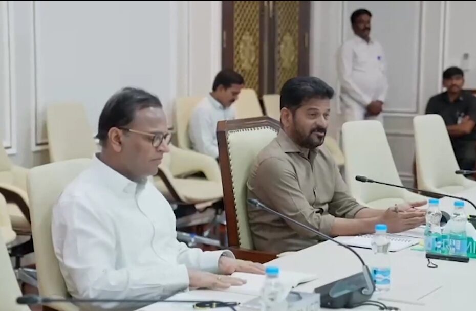 ముఖ్యమంత్రి రేవంత్ రెడ్డి అధికారులకు దిశానిర్దేశం చేస్తున్న సమావేశ దృశ్యం.
