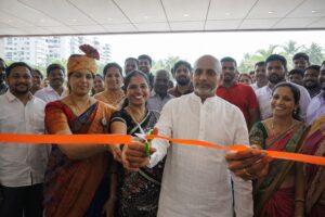 గాజులరామారంలో మహిళా పారిశ్రామికవేత్తల స్టాల్స్‌ను ప్రారంభిస్తున్న సొంటిరెడ్డి పునారెడ్డి