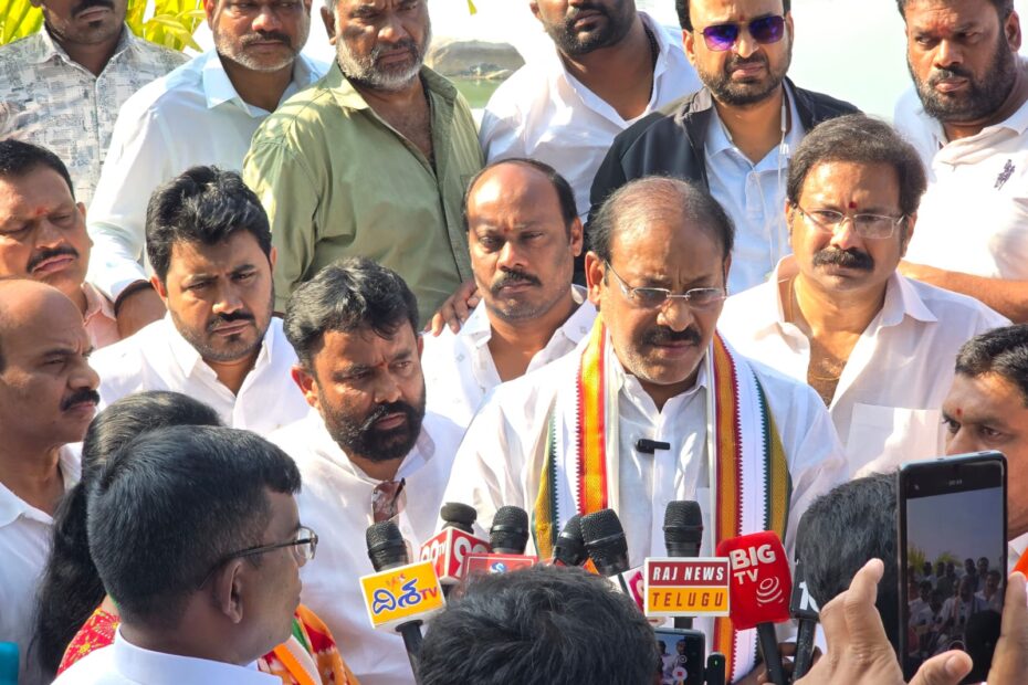 కూకట్పల్లి నల్లచెరువు అభివృద్ధి పనులను పరిశీలిస్తున్న బండి రమేష్, గొట్టుముక్కల జస్వంత్ రావు