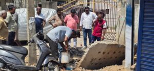 షాపూర్ నగర్ రోడ్లపై నిలిచిన మురుగునీరు మరియు క్లీనింగ్ చేస్తున్న సిబ్బంది