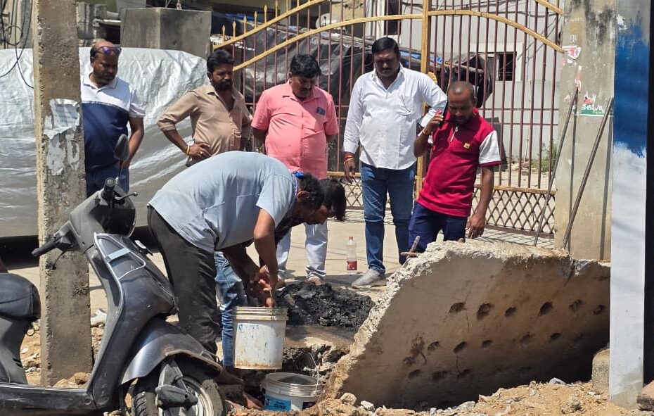 షాపూర్ నగర్ రోడ్లపై నిలిచిన మురుగునీరు మరియు క్లీనింగ్ చేస్తున్న సిబ్బంది