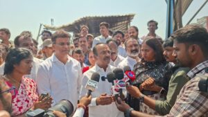 నగర్ అగ్నిప్రమాద బాధితులను పరామర్శిస్తున్న ఈటెల రాజేందర్ మరియు కేపీ వివేకానంద గౌడ్
