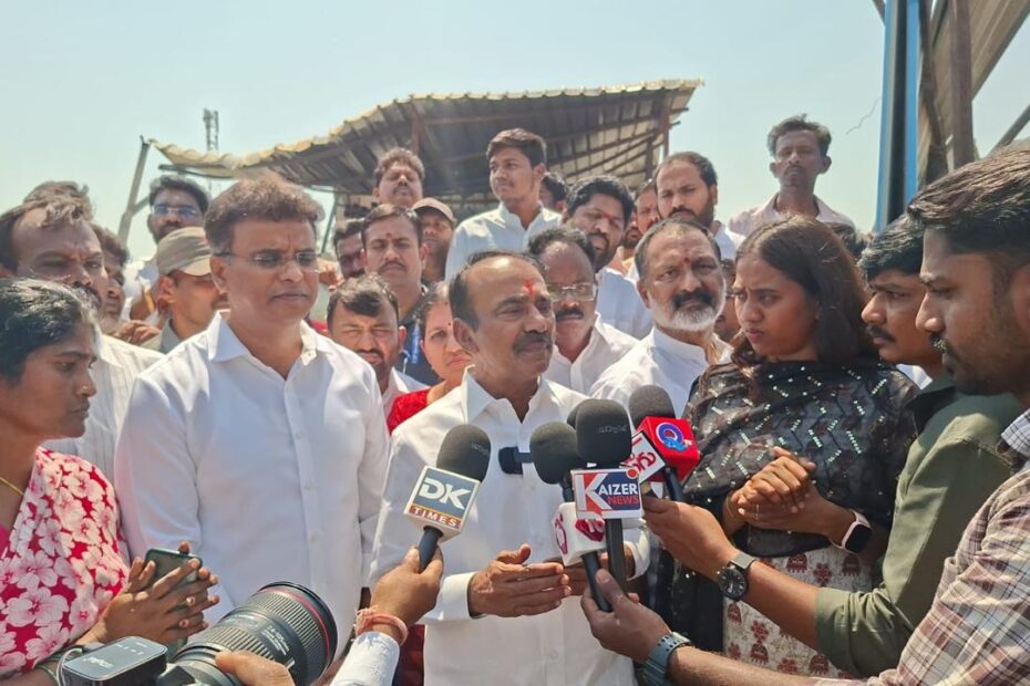 నగర్ అగ్నిప్రమాద బాధితులను పరామర్శిస్తున్న ఈటెల రాజేందర్ మరియు కేపీ వివేకానంద గౌడ్