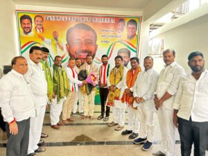 బీఆర్ఎస్కు షాక్: కాంగ్రెస్ గూటికి మేడ్చల్ జిల్లా ఫిషరీష్ కార్పొరేషన్ చైర్మన్ మన్నె రాజు కాంగ్రెస్ పార్టీలో చేరుతున్న మన్నె రాజు మరియు నాయకులు