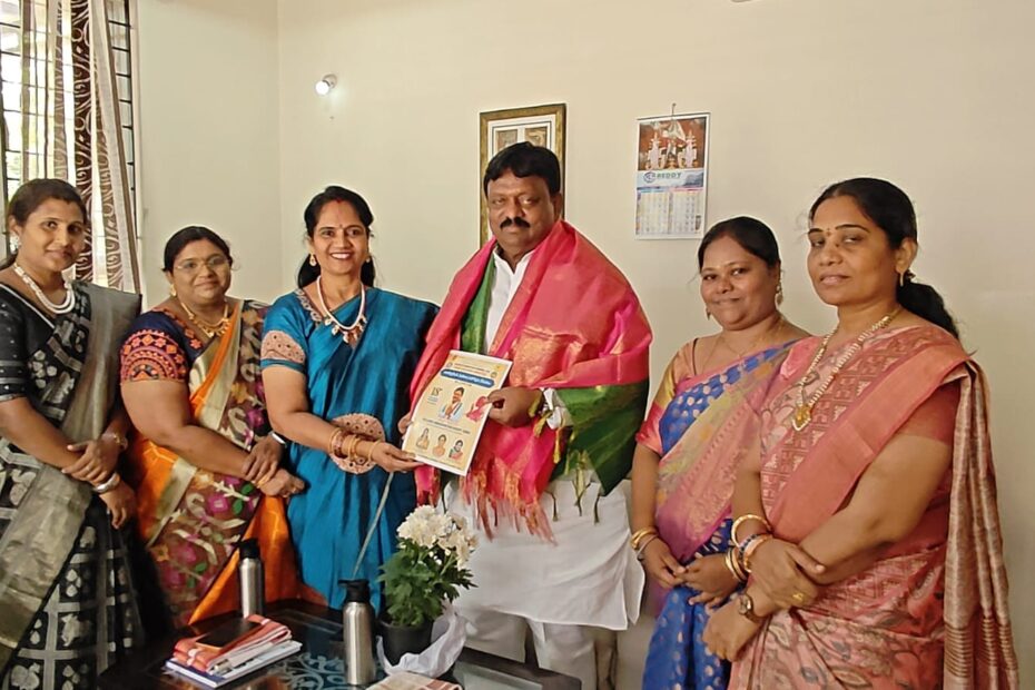 కొలన్ హన్మంత్ రెడ్డికి ఆహ్వాన పత్రిక అందజేస్తున్న నిర్వాహకులు