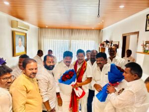 రాజ్యసభ సభ్యునిగా ఎన్నికైన వేం నరేందర్ రెడ్డికి కుత్బుల్లాపూర్ కాంగ్రెస్ నాయకుల శుభాకాంక్షలు : ఎంపీ వేం నరేందర్ రెడ్డికి పుష్పగుచ్ఛం ఇస్తున్న కొలన్ హన్మంత్ రెడ్డి, సింగిరెడ్డి హరివర్ధన్ రెడ్డి