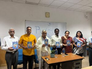 ఇగ్నోలో 'ఐకాన్స్ ఫర్ ఈక్వాలిటీ' పుస్తకంపై చర్చ: శాంతికి మహనీయుల సందేశాలే దిక్సూచి అన్న శ్యామ్ ప్రసాద్ Shyam Prasad and IGNOUTA members during Icons For Equality book discussion at IGNOU