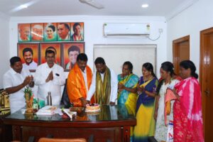 Kolan Hanmanth Reddy at MD Jakir Birthday Celebrations in Quthbullapur (కొలన్ హన్మంత్ రెడ్డి, ఎండి జాకీర్)