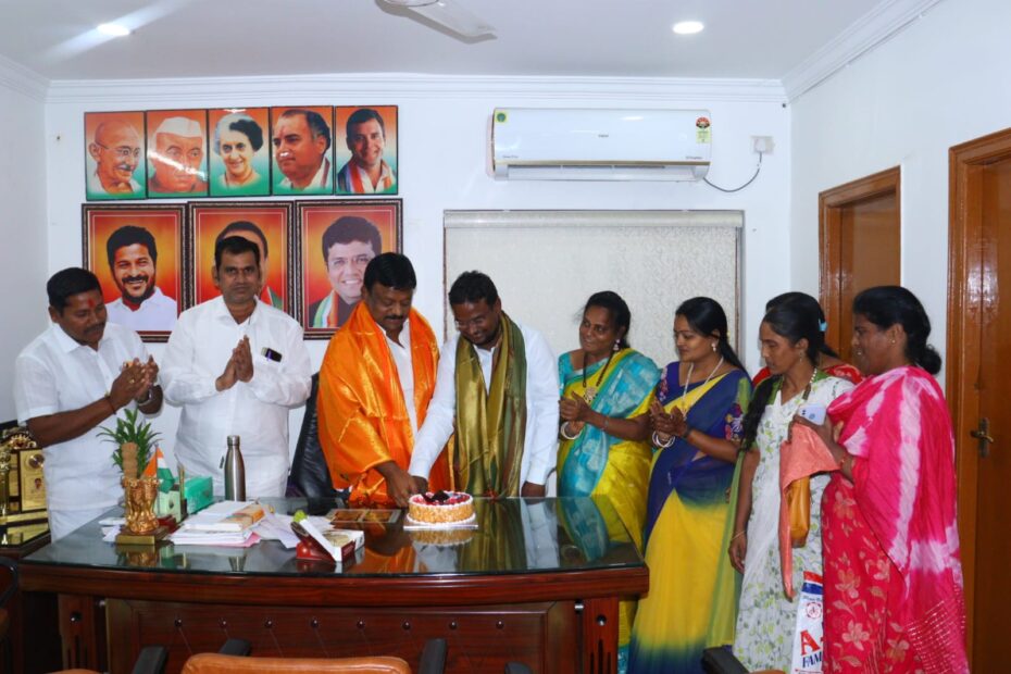 Kolan Hanmanth Reddy at MD Jakir Birthday Celebrations in Quthbullapur (కొలన్ హన్మంత్ రెడ్డి, ఎండి జాకీర్)