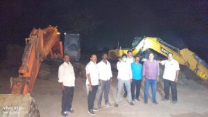 Sand Mafia in Telangana: ఇసుక బకాసురులపై విజిలెన్స్ కొరడా, కోట్ల విలువైన వాహనాలు సీజ్ చేసి ఎంతమందిని అరెస్ట్ చేశారంటే! Vigilance officials seizing heavy excavators and tractors during illegal sand mining raids in Telangana